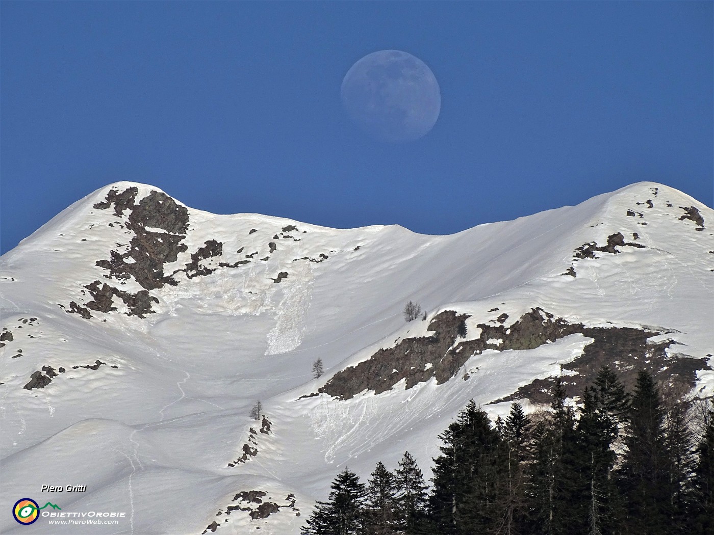 85 Spunta la luna dal monte...sulle cimette  digradanti dal Pizzo Rotondo verso la Forcella Rossa a sx.JPG -                                